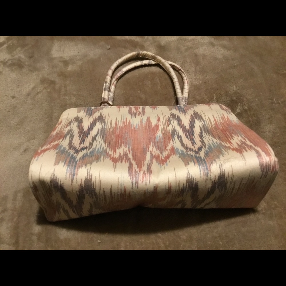 PRETTY COLORED EARTH TONES ON IVORY PURSE